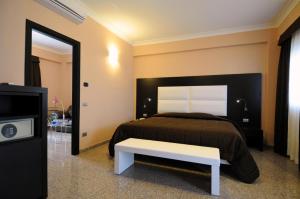 Postel nebo postele na pokoji v ubytování EH Suites Rome Airport Euro House Hotels