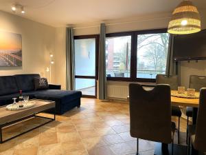 un salon avec un canapé et une table dans l'établissement Fischerhuus Whg 6, à Wyk auf Föhr