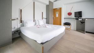 Postel nebo postele na pokoji v ubytování Hostellerie Klokhof