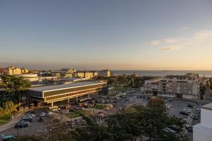 an overhead view of a city with a parking lot at Hotel Alvorada in Estoril