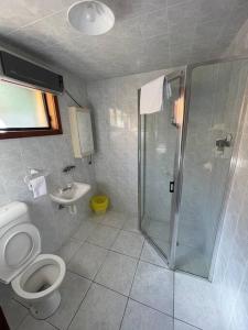 Koupelna v ubytování Spacious 6-BR & 3 baths House in Prime Location