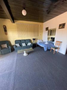 Posezení v ubytování Spacious 6-BR & 3 baths House in Prime Location