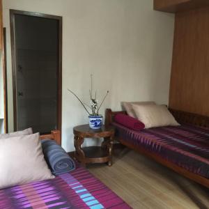 Postel nebo postele na pokoji v ubytování LE-ONIE's Petunia Room at City Center