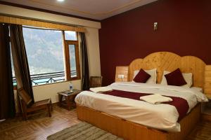 Postelja oz. postelje v sobi nastanitve Krishana Cottage A Pure Veg !!!300 m From Hadimba Temple!!!Balcony Rooms!!!Veg Restaurant!!!Couple Friendly!!!Family Cottage!!!