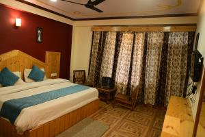 Postelja oz. postelje v sobi nastanitve Krishana Cottage A Pure Veg !!!300 m From Hadimba Temple!!!Balcony Rooms!!!Veg Restaurant!!!Couple Friendly!!!Family Cottage!!!