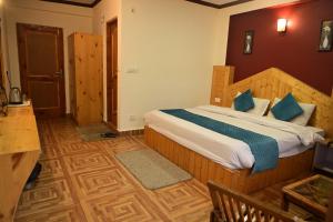 Postelja oz. postelje v sobi nastanitve Krishana Cottage A Pure Veg !!!300 m From Hadimba Temple!!!Balcony Rooms!!!Veg Restaurant!!!Couple Friendly!!!Family Cottage!!!