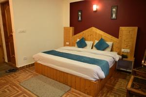 Postelja oz. postelje v sobi nastanitve Krishana Cottage A Pure Veg !!!300 m From Hadimba Temple!!!Balcony Rooms!!!Veg Restaurant!!!Couple Friendly!!!Family Cottage!!!