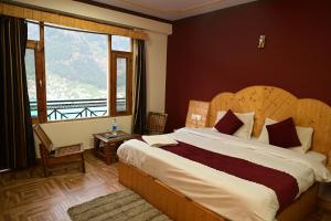 Postelja oz. postelje v sobi nastanitve Krishana Cottage A Pure Veg !!!300 m From Hadimba Temple!!!Balcony Rooms!!!Veg Restaurant!!!Couple Friendly!!!Family Cottage!!!