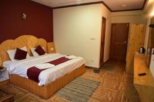 Postelja oz. postelje v sobi nastanitve Krishana Cottage A Pure Veg !!!300 m From Hadimba Temple!!!Balcony Rooms!!!Veg Restaurant!!!Couple Friendly!!!Family Cottage!!!