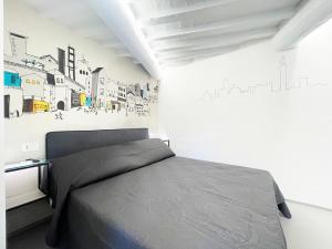 una camera da letto con un letto e una parete con disegni di Il Nido vicino Piazza del Campo a Siena