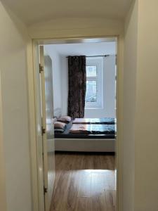 维也纳Comfortable 1BR & 1LR Apt Prime location of Vienna的带床和窗户的卧室