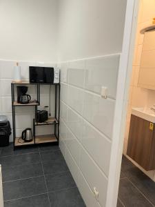 维也纳Comfortable 1BR & 1LR Apt Prime location of Vienna的厨房设有白色瓷砖墙和台面