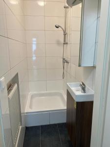 维也纳Comfortable 1BR & 1LR Apt Prime location of Vienna的带浴缸和水槽的浴室