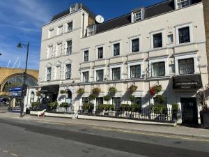 a white building on the side of a street at Kings Cross Inn Hotel in London