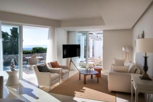 TV a/nebo společenská místnost v ubytování Elounda Gulf Villas by Sandglass