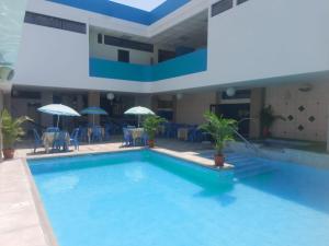 Bazén v ubytování Hotel Dorado Inn nebo v jeho okolí