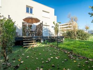 a bunch of pigeons on the grass in front of a building at La Dune 22 - Villa 2P4 in Sérignan