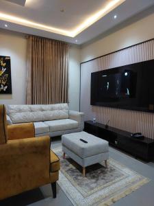 TV a/nebo společenská místnost v ubytování Majesty Residences