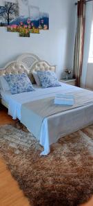 ein Schlafzimmer mit zwei Betten mit blauen Kissen in der Unterkunft Your Holiday Home in Grand-Gaube