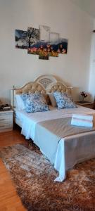 ein Schlafzimmer mit einem großen Bett in einem Zimmer in der Unterkunft Your Holiday Home in Grand-Gaube