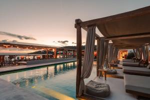 A piscina localizada em Branco Mykonos ou nos arredores