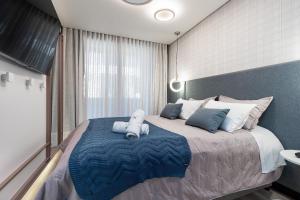 ein Schlafzimmer mit einem großen Bett mit einem Teddybär darauf in der Unterkunft Elegância e Conforto com Piscina Aquecida by Achei in Canela