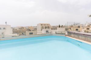 Is-SwieqiLarge apartment with pool的大楼屋顶上的大型游泳池