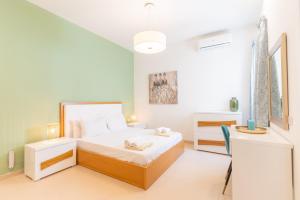 Large apartment with pool客房内的一张或多张床位