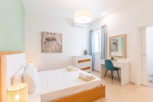 Large apartment with pool客房内的一张或多张床位