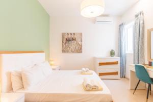 Large apartment with pool客房内的一张或多张床位