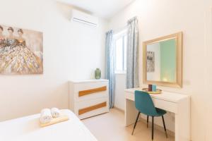 Large apartment with pool客房内的一张或多张床位