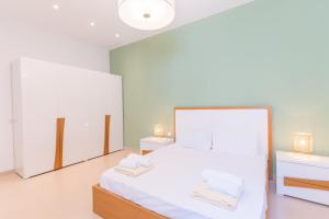 Large apartment with pool客房内的一张或多张床位