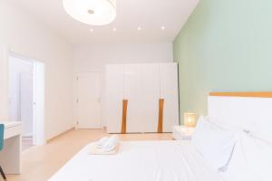 Large apartment with pool客房内的一张或多张床位