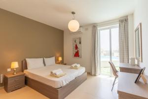 Large apartment with pool客房内的一张或多张床位
