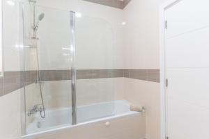 Large apartment with pool的一间浴室