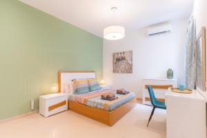Is-SwieqiLarge apartment with pool的带床和书桌的卧室 更多37张照片