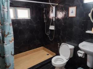 Ένα μπάνιο στο KARN E2 House Khaoyai +5 φωτογραφίες