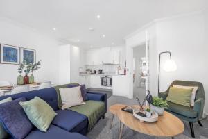 Η κουζίνα ή μικρή κουζίνα στο St Mary's Retreat By Your Lettings Short Lets & Serviced Accommodation Peterborough With Free WiFi,Parking And More