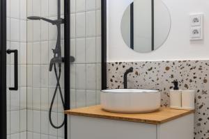 a bathroom with a sink and a shower at Apollo Luxe, Near Downtown, Private Parking in Nivy