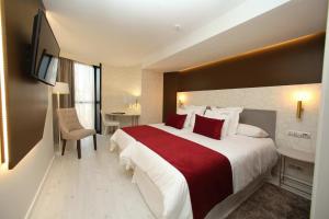 Un pat sau paturi într-o cameră la Hotel Cardenal