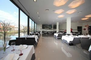 Reštaurácia alebo iné gastronomické zariadenie v ubytovaní Hotel Cardenal
