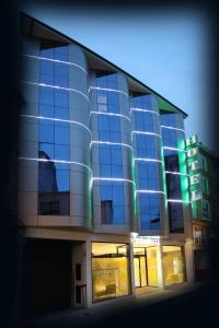 ein großes Gebäude mit blauen Glasfenstern in einer Stadt in der Unterkunft Hotel Cardenal in Monforte de Lemos