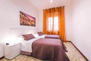 1 dormitorio con 2 camas y ventana en San Nicolò 3, en Verona