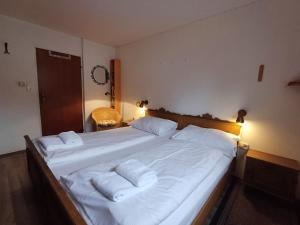 Ένα ή περισσότερα κρεβάτια σε δωμάτιο στο Apartment Barbara in Maishofen