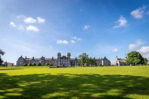 un grande prato di fronte a un edificio di Clayton Hotel & Leisure Club Sligo a Sligo