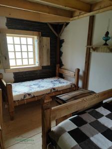 une chambre avec deux lits et une fenêtre dans l'établissement The country House 56, à Campénéac
