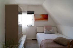 a small bedroom with a bed and a window at Zentrale ruhige 3-Zimmer-Wohnung in Kassel