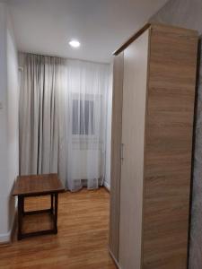 ブラショヴにあるNr 47 ap 6 int 1のキャビネットとテーブルが備わる部屋 +1枚の写真
