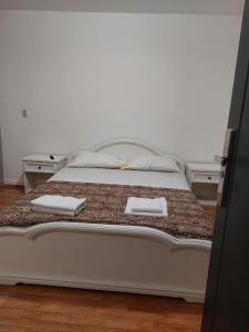 ブラショヴにあるNr 47 ap 6 int 1の白いベッド(白いタオル2枚付)