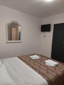 ブラショヴにあるNr 47 ap 6 int 1のベッドとタオル2枚のある寝室